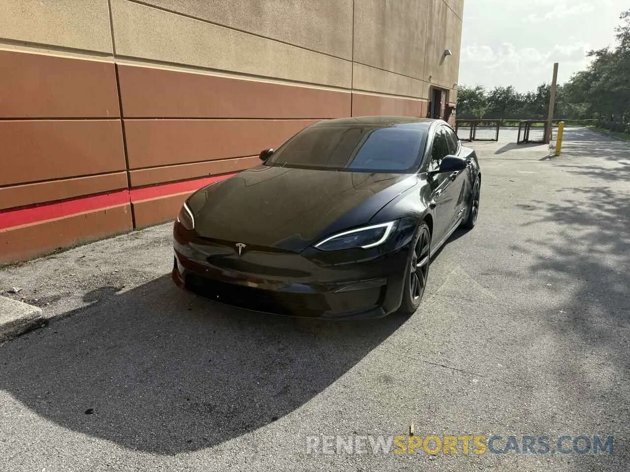2 fotografías del automóvil dañado 5YJSA1E52NF478767 TESLA MODEL S 2022