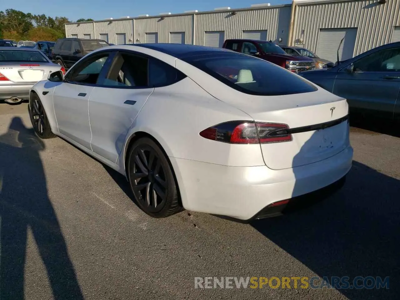 3 fotografías del automóvil dañado 5YJSA1E53NF470516 TESLA MODEL S 2022