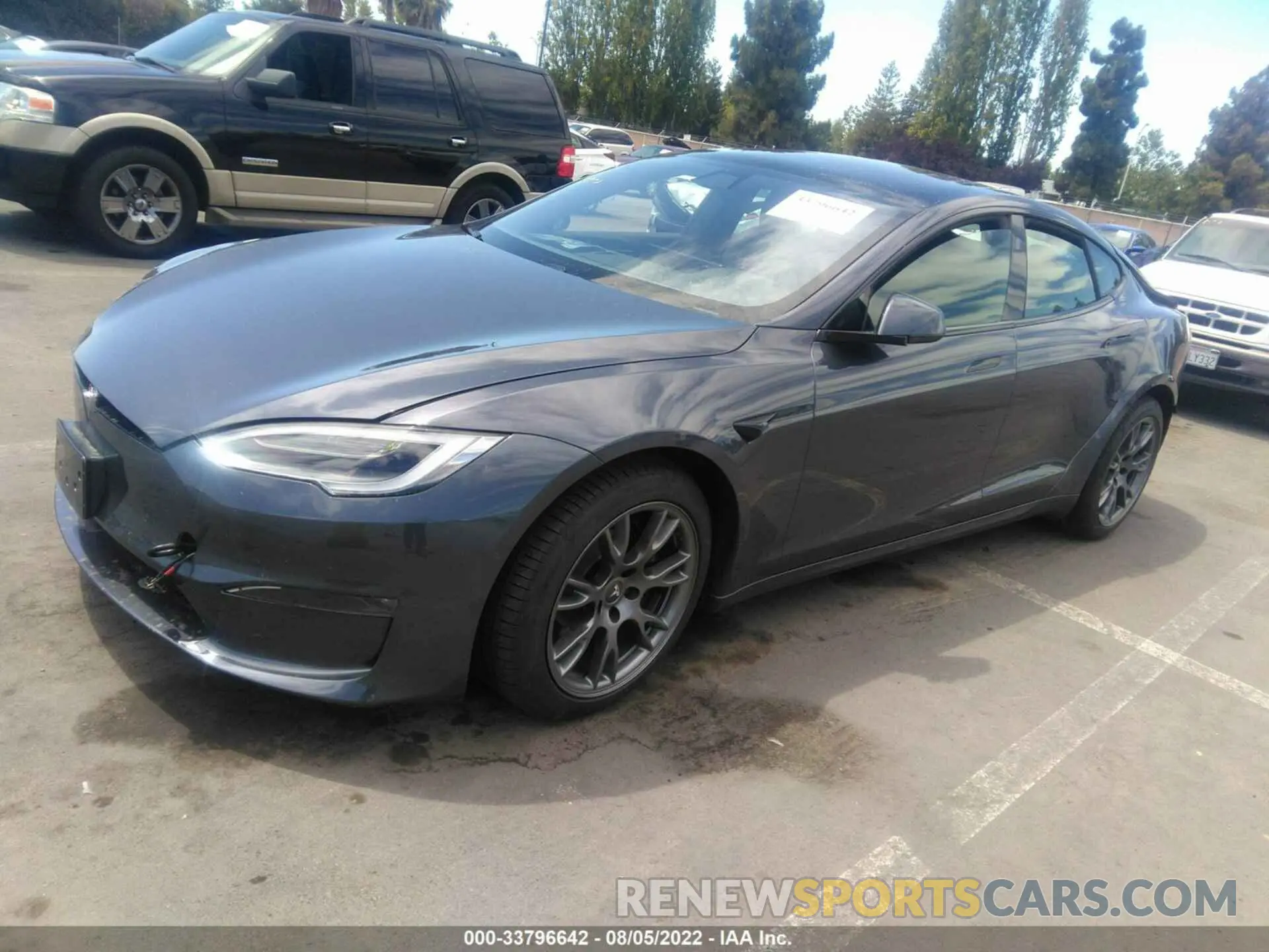 2 fotografías del automóvil dañado 5YJSA1E55NF461154 TESLA MODEL S 2022
