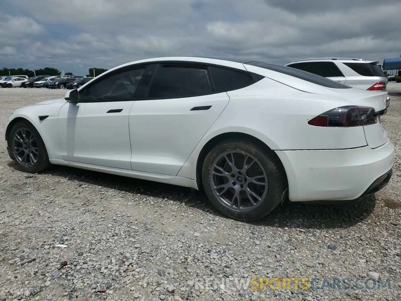2 fotografías del automóvil dañado 5YJSA1E55NF469657 TESLA MODEL S 2022