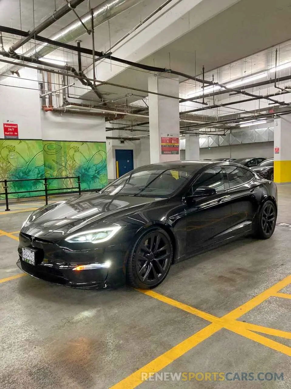 2 fotografías del automóvil dañado 5YJSA1E55NF482523 TESLA MODEL S 2022
