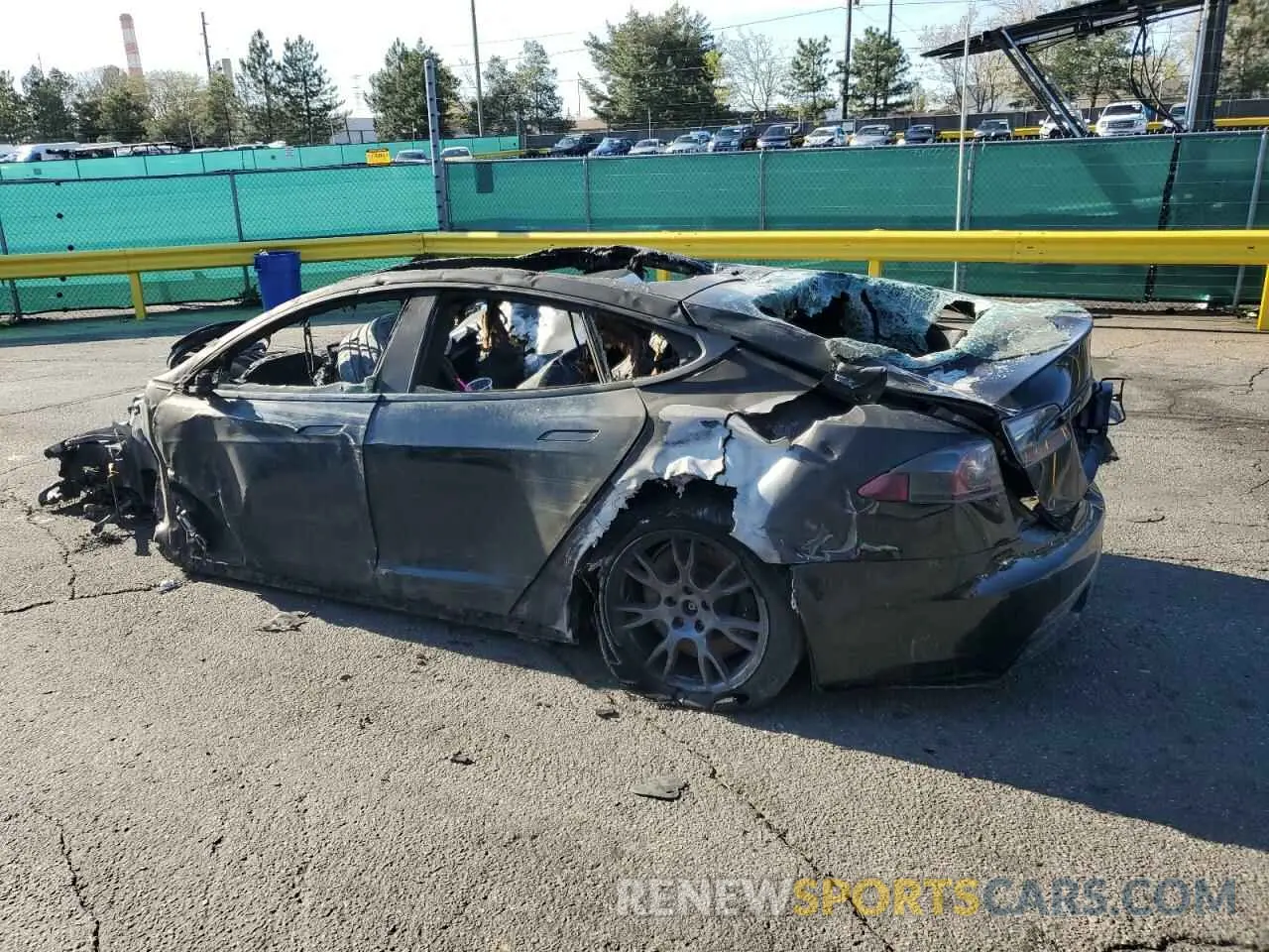 2 fotografías del automóvil dañado 5YJSA1E56NF464984 TESLA MODEL S 2022