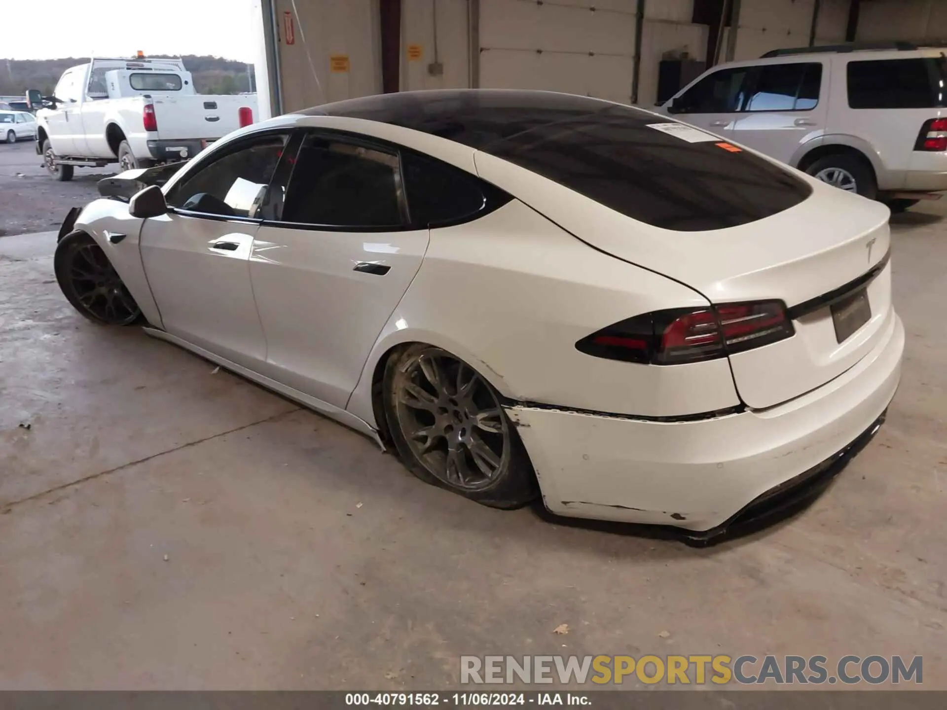 3 fotografías del automóvil dañado 5YJSA1E56NF476424 TESLA MODEL S 2022