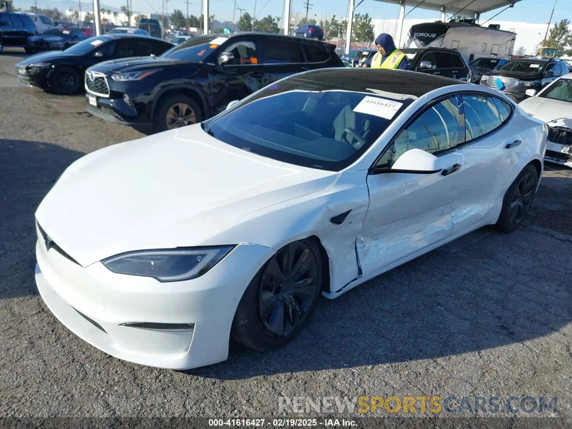 2 fotografías del automóvil dañado 5YJSA1E56NF493062 TESLA MODEL S 2022