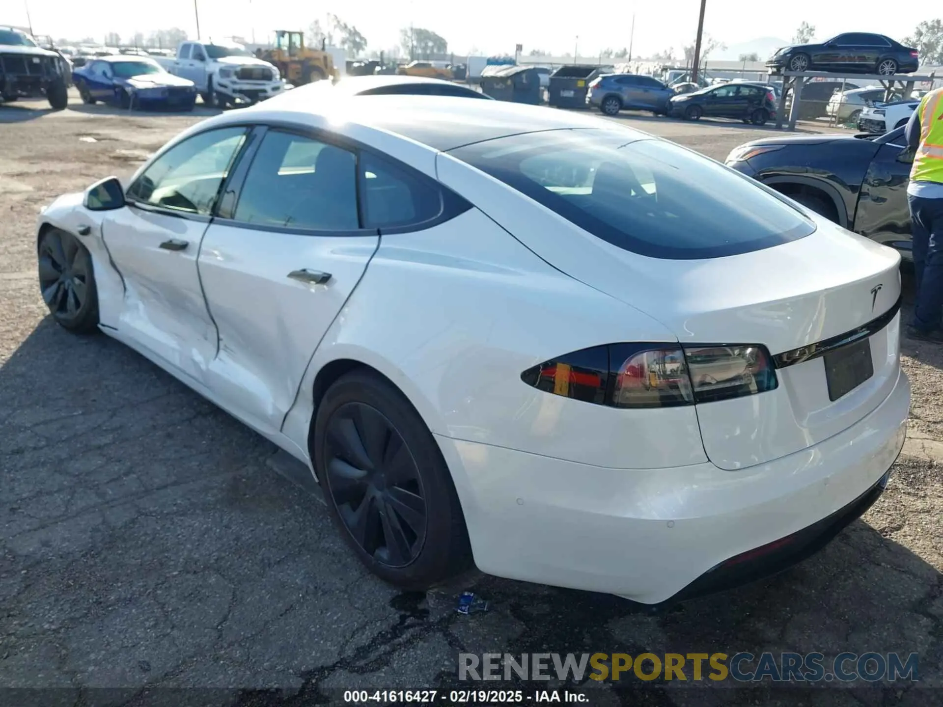 3 fotografías del automóvil dañado 5YJSA1E56NF493062 TESLA MODEL S 2022