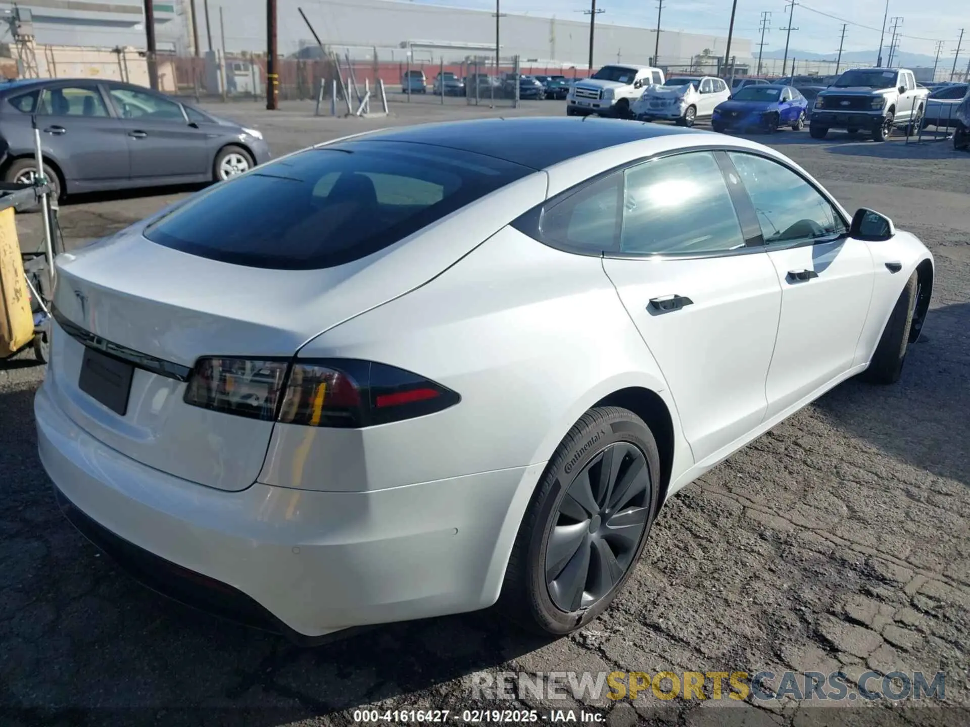 4 fotografías del automóvil dañado 5YJSA1E56NF493062 TESLA MODEL S 2022
