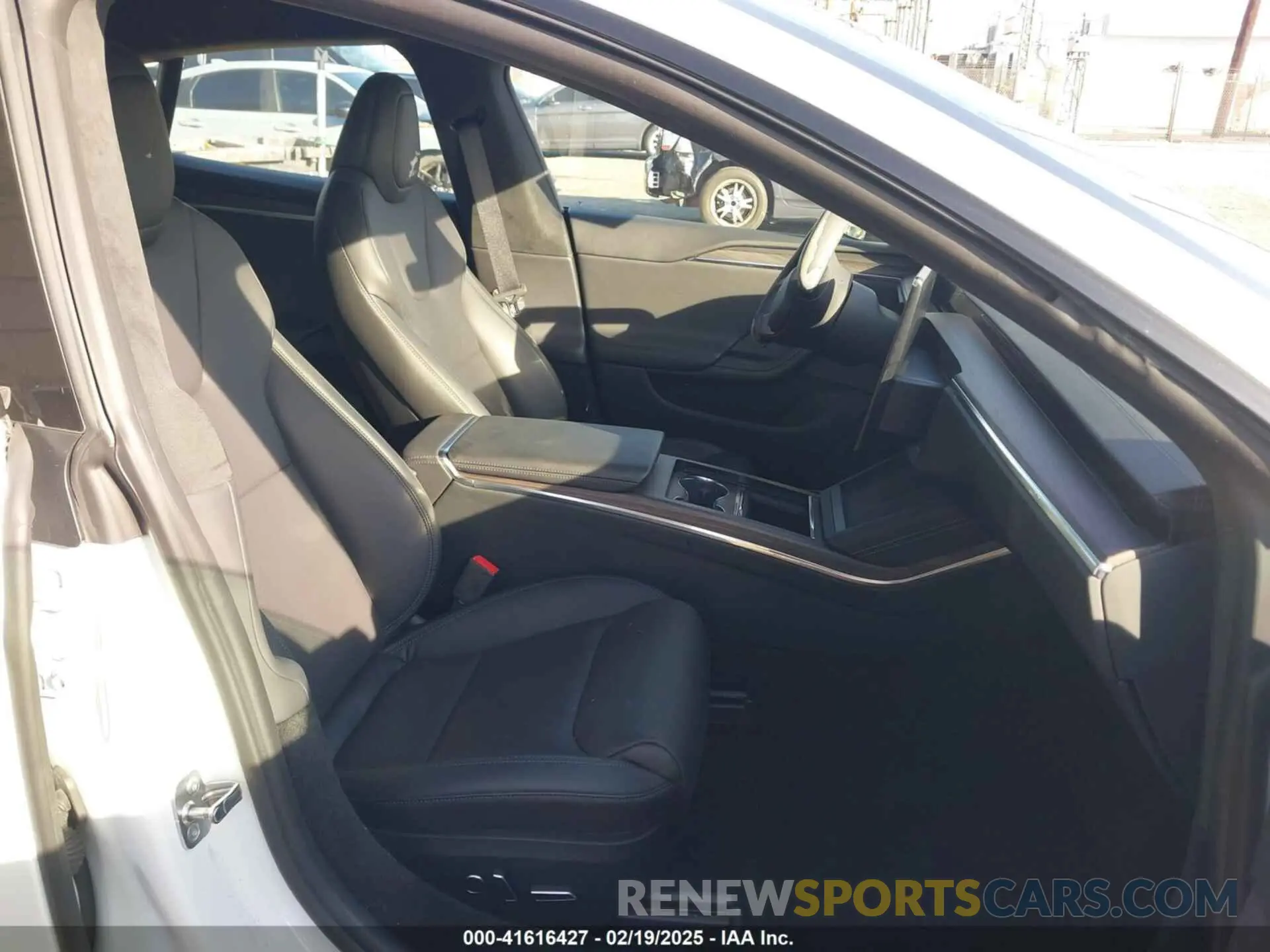 5 fotografías del automóvil dañado 5YJSA1E56NF493062 TESLA MODEL S 2022