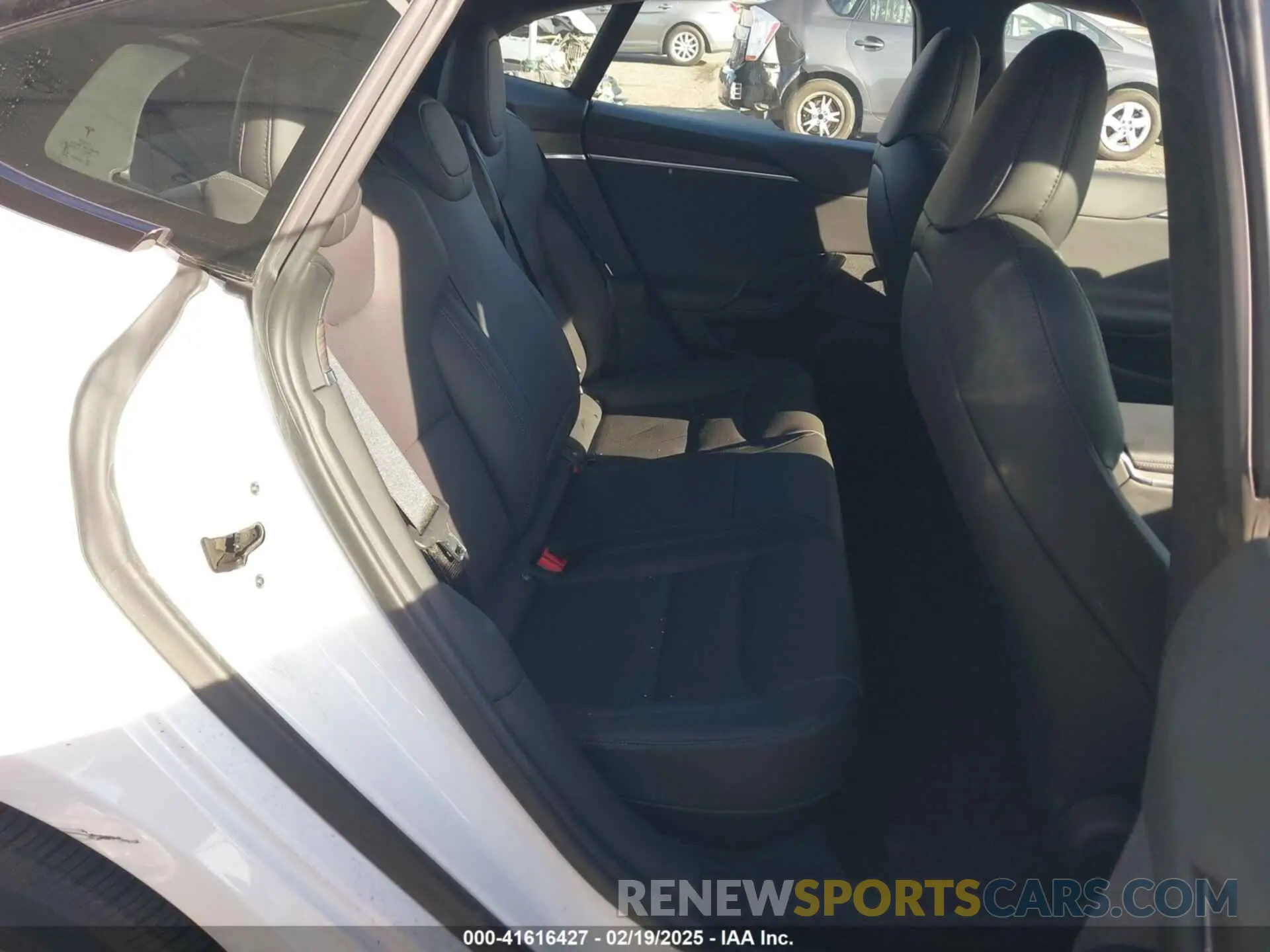 8 fotografías del automóvil dañado 5YJSA1E56NF493062 TESLA MODEL S 2022