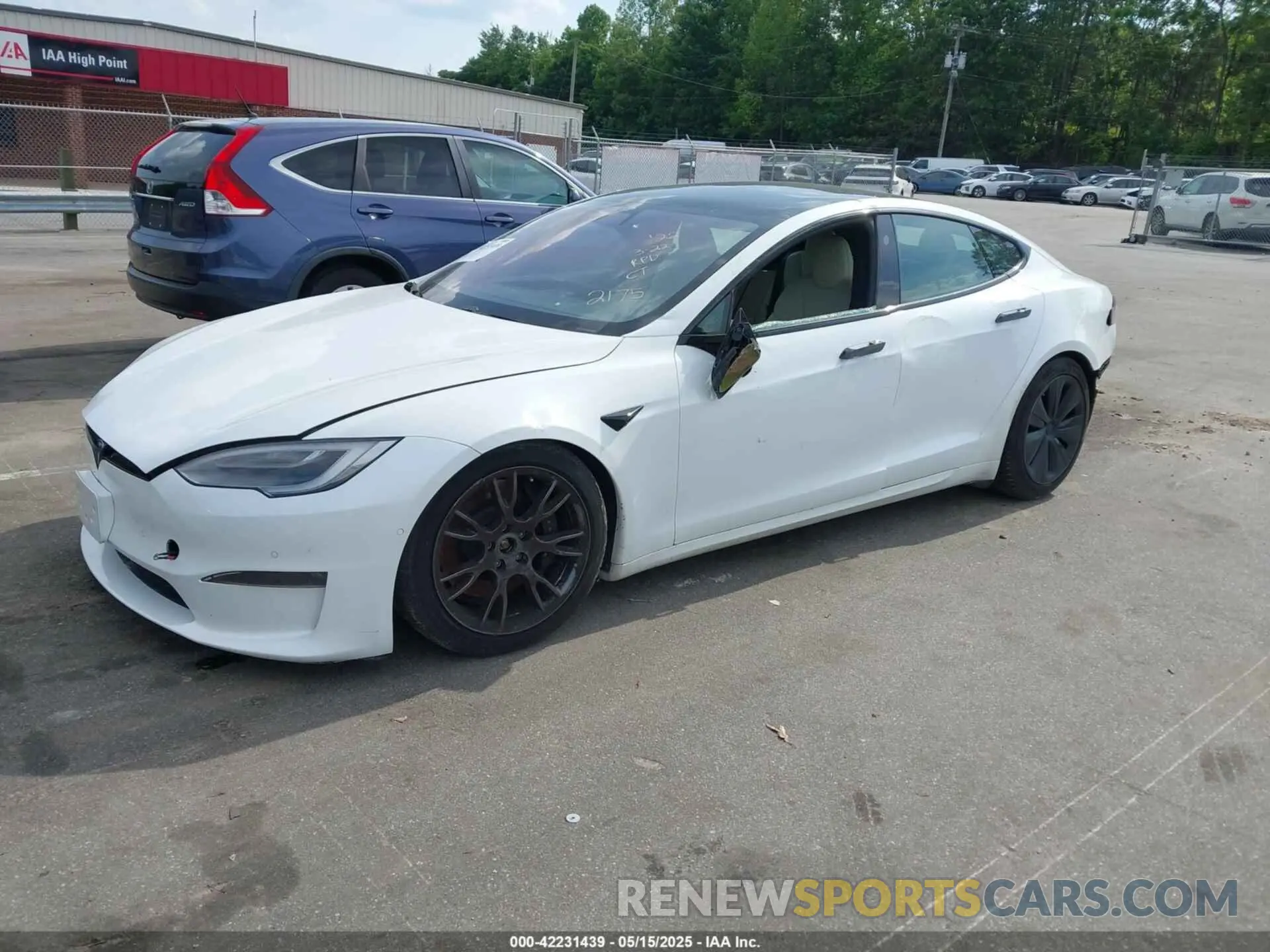 2 fotografías del automóvil dañado 5YJSA1E57NF462175 TESLA MODEL S 2022
