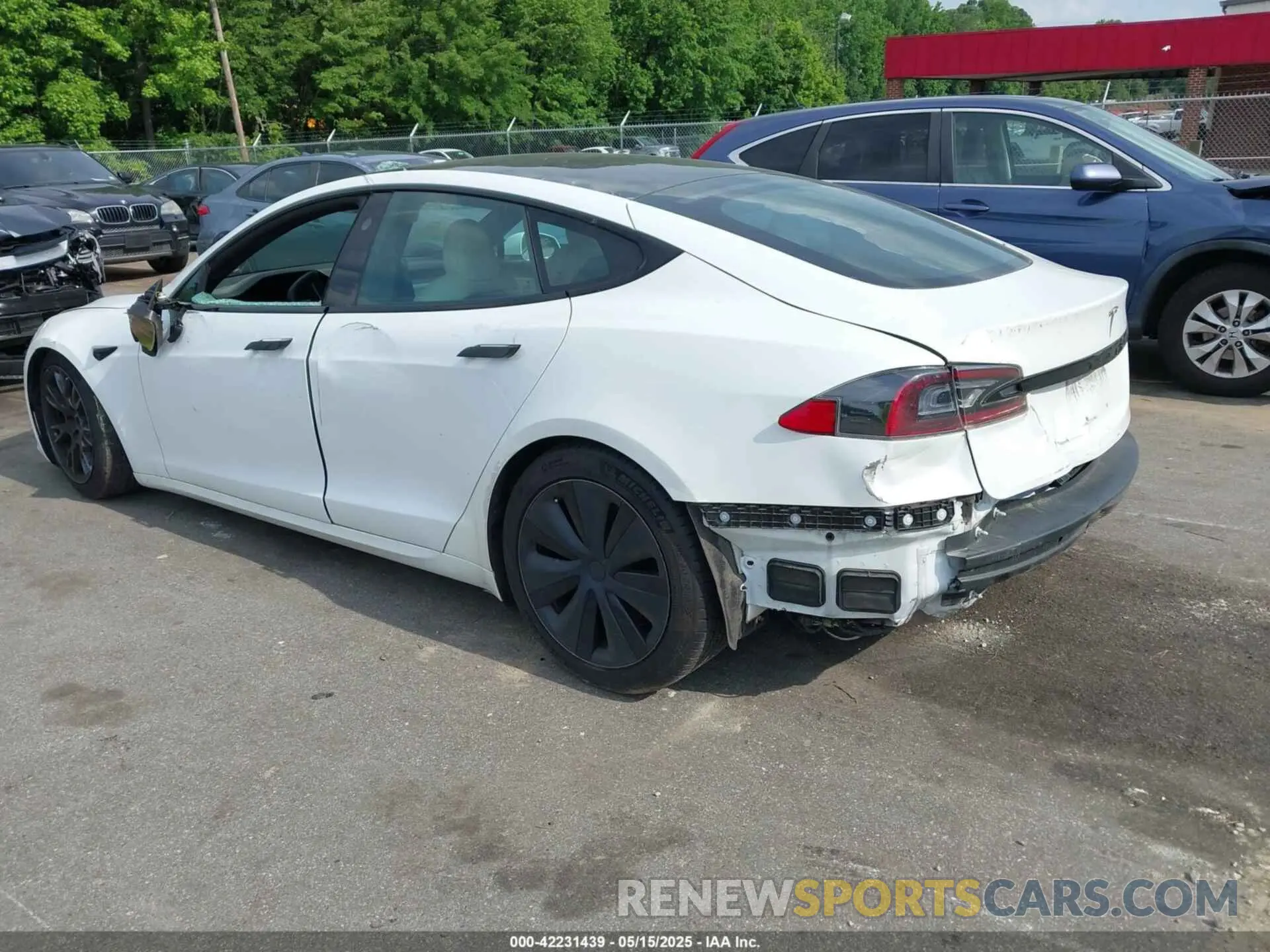 3 fotografías del automóvil dañado 5YJSA1E57NF462175 TESLA MODEL S 2022