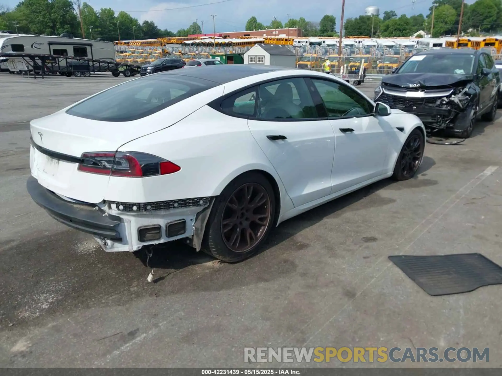 4 fotografías del automóvil dañado 5YJSA1E57NF462175 TESLA MODEL S 2022