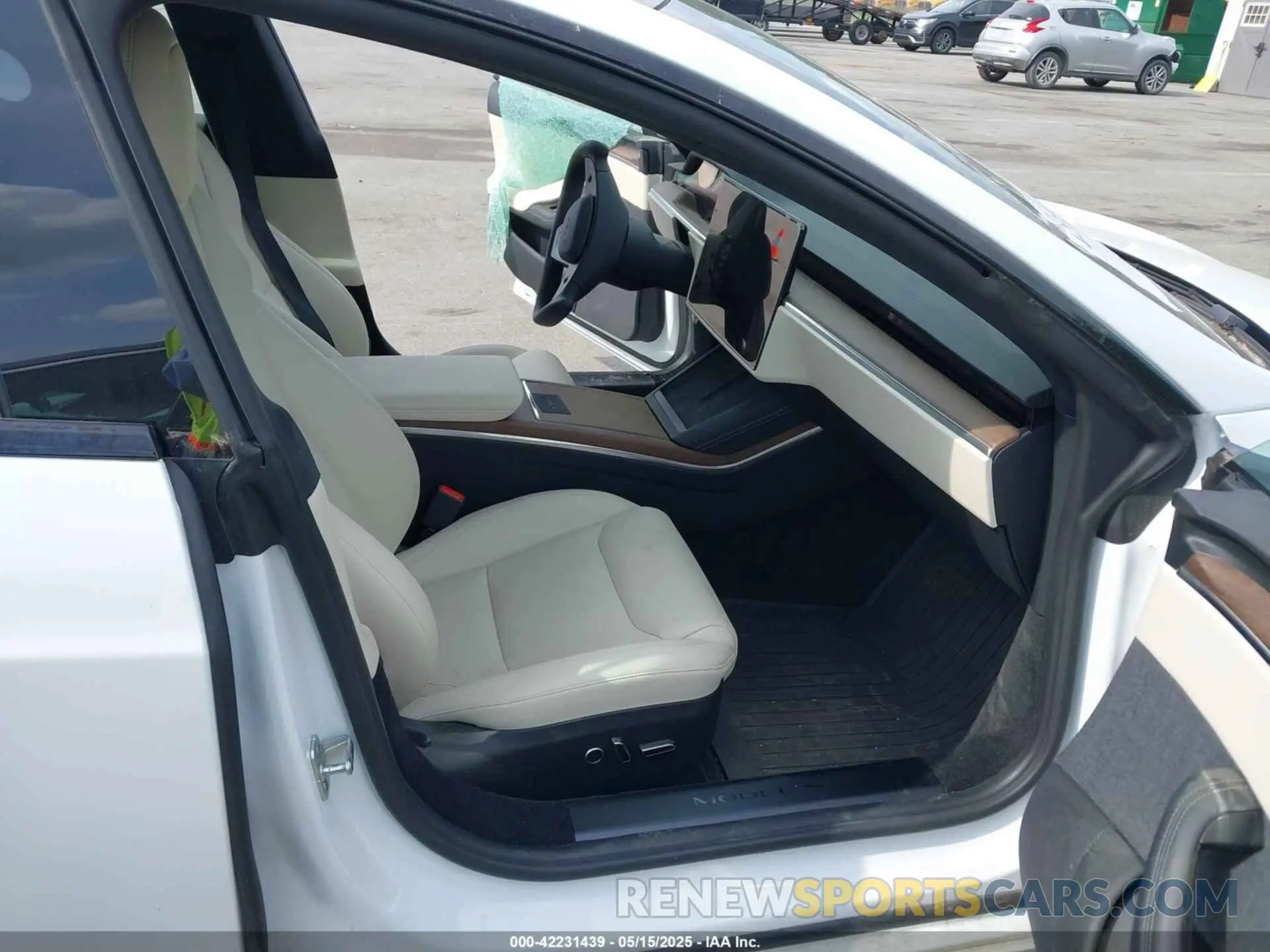 5 fotografías del automóvil dañado 5YJSA1E57NF462175 TESLA MODEL S 2022