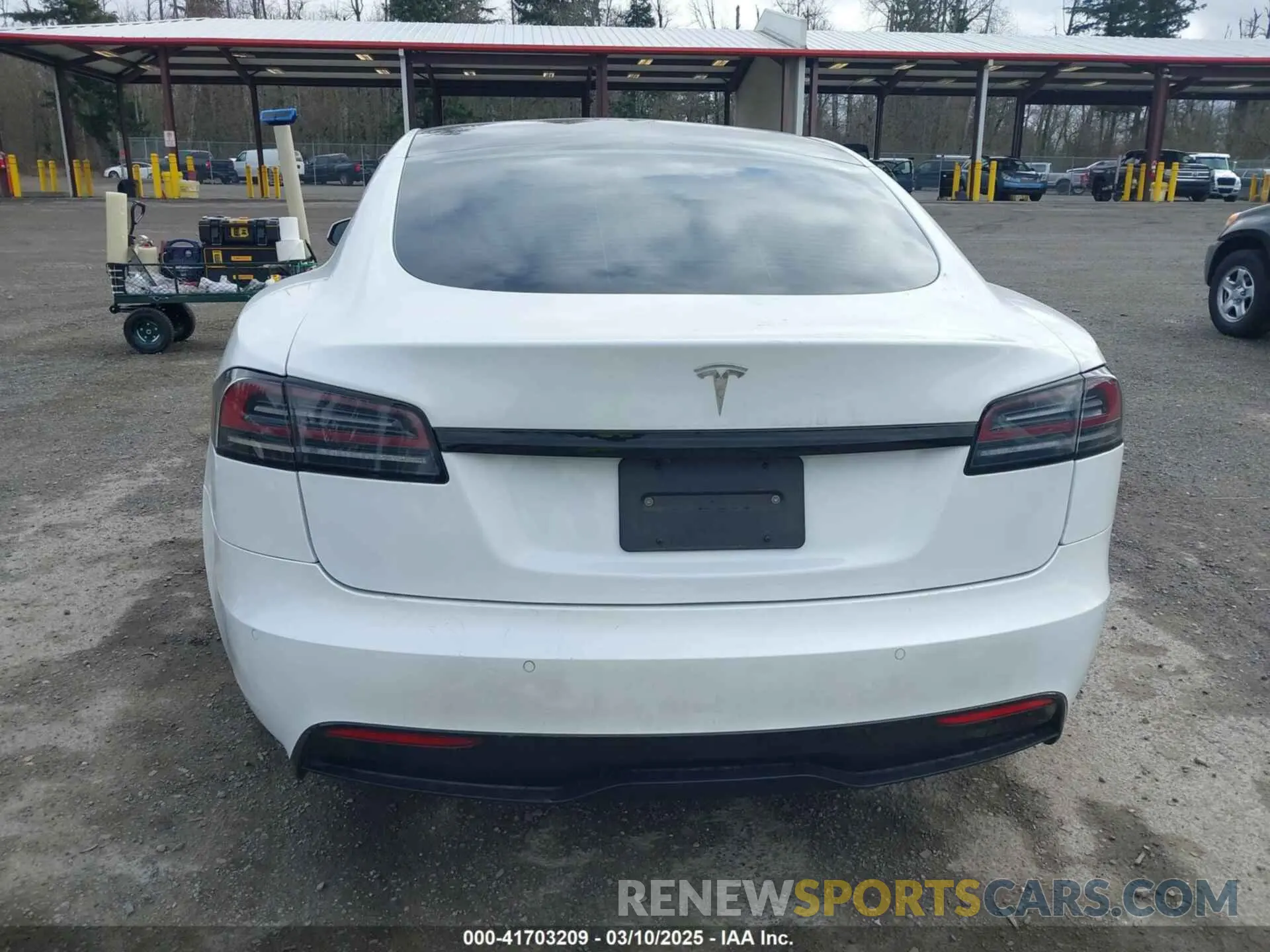 17 fotografías del automóvil dañado 5YJSA1E57NF473970 TESLA MODEL S 2022