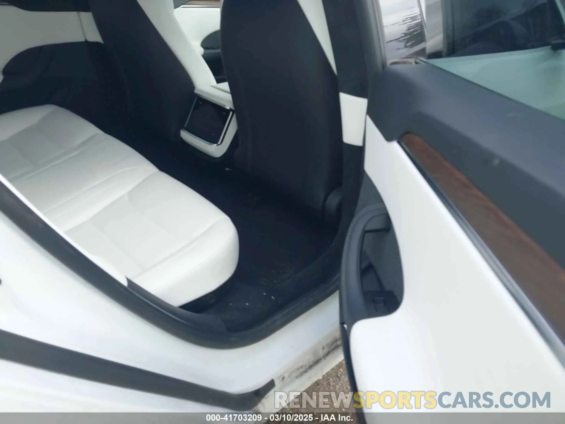 8 fotografías del automóvil dañado 5YJSA1E57NF473970 TESLA MODEL S 2022