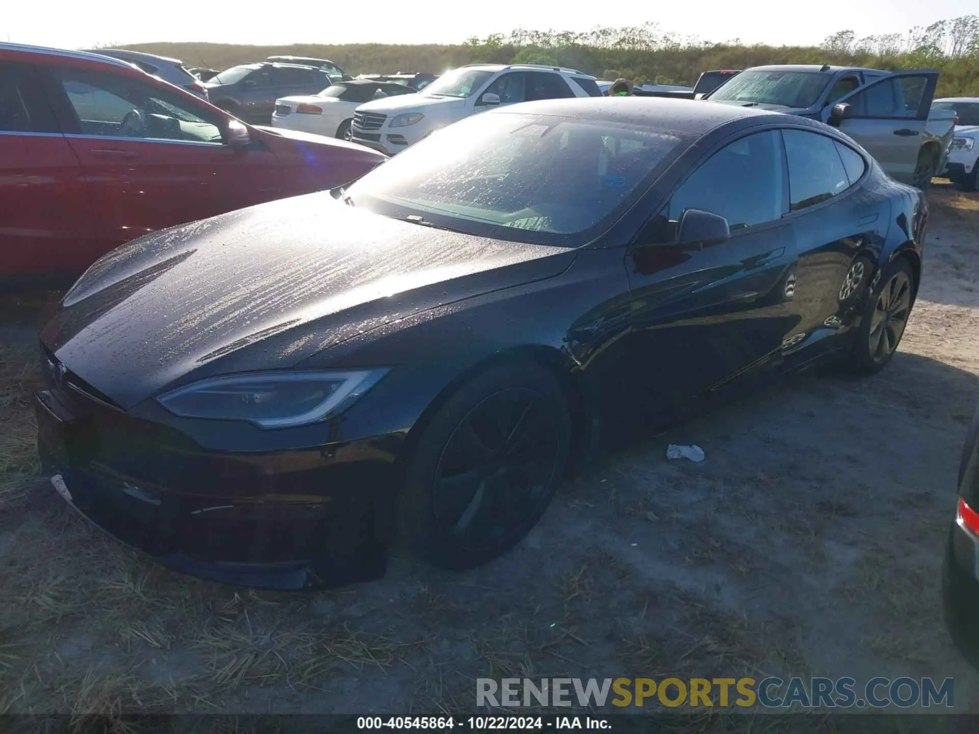 2 fotografías del automóvil dañado 5YJSA1E57NF477176 TESLA MODEL S 2022