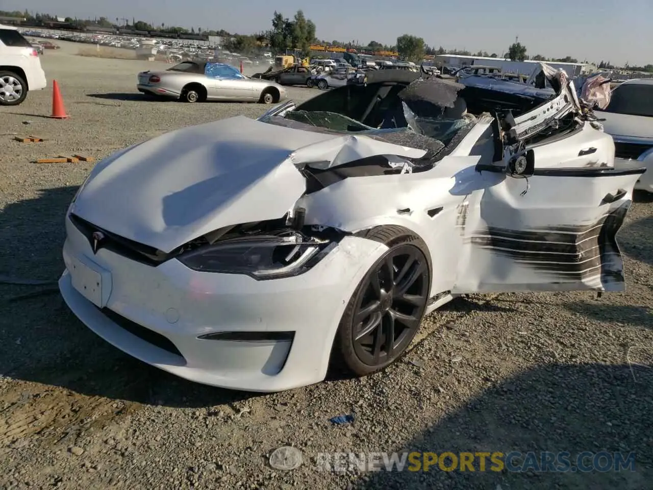 2 fotografías del automóvil dañado 5YJSA1E57NF483186 TESLA MODEL S 2022