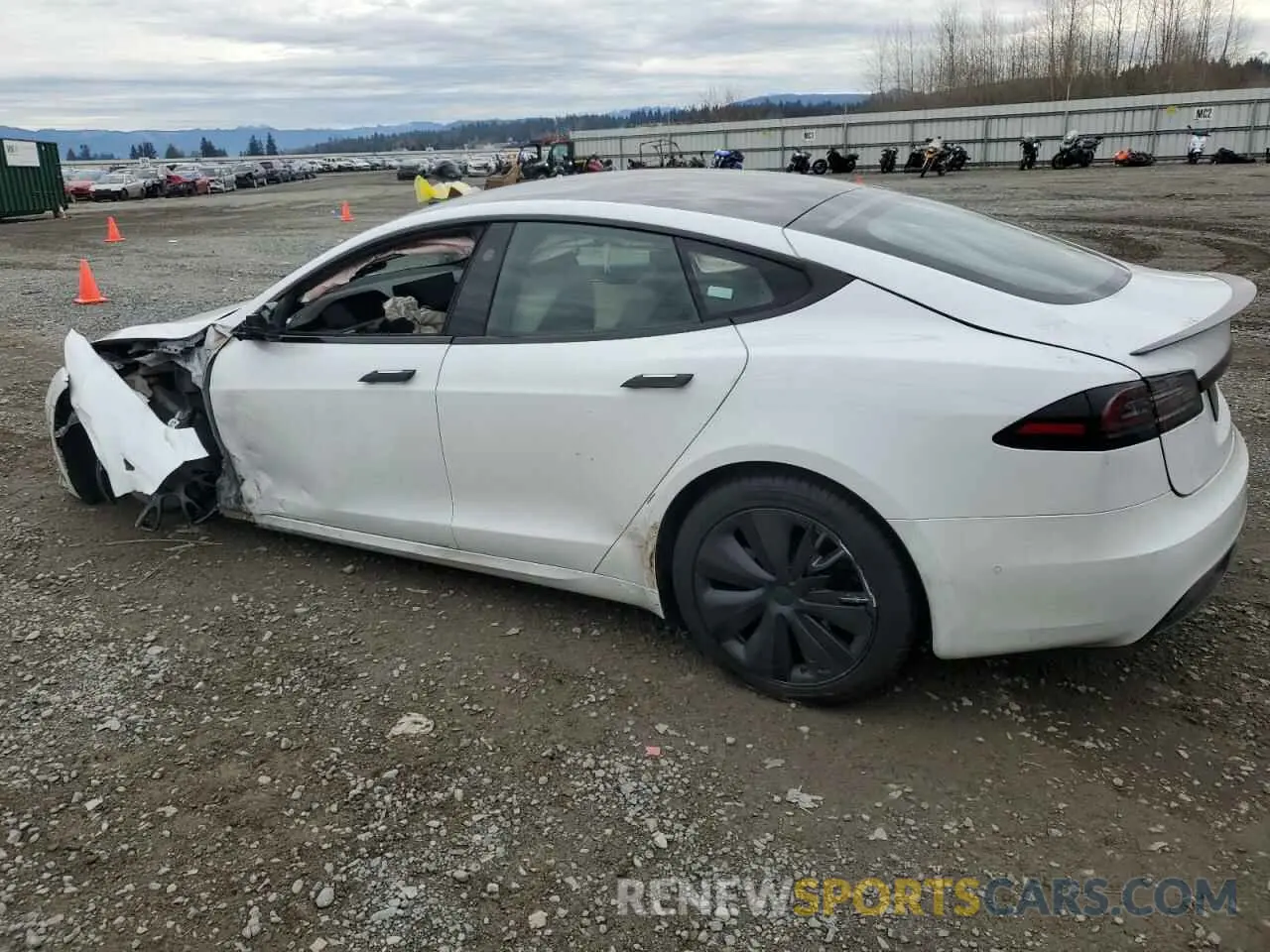 2 fotografías del automóvil dañado 5YJSA1E57NF483351 TESLA MODEL S 2022