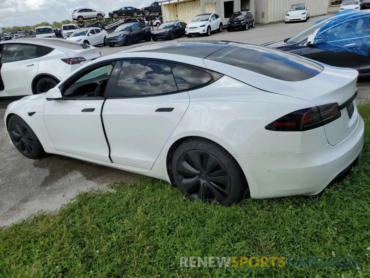 2 fotografías del automóvil dañado 5YJSA1E57NF487464 TESLA MODEL S 2022