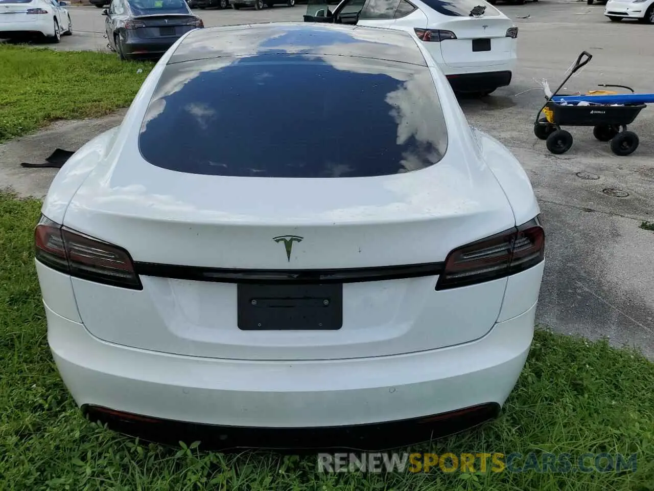 6 fotografías del automóvil dañado 5YJSA1E57NF487464 TESLA MODEL S 2022
