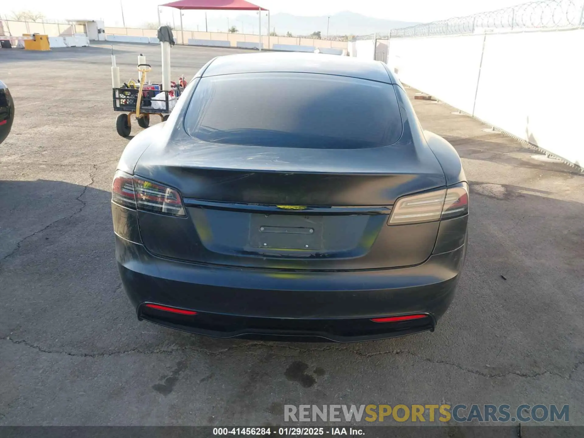 16 fotografías del automóvil dañado 5YJSA1E57NF493457 TESLA MODEL S 2022