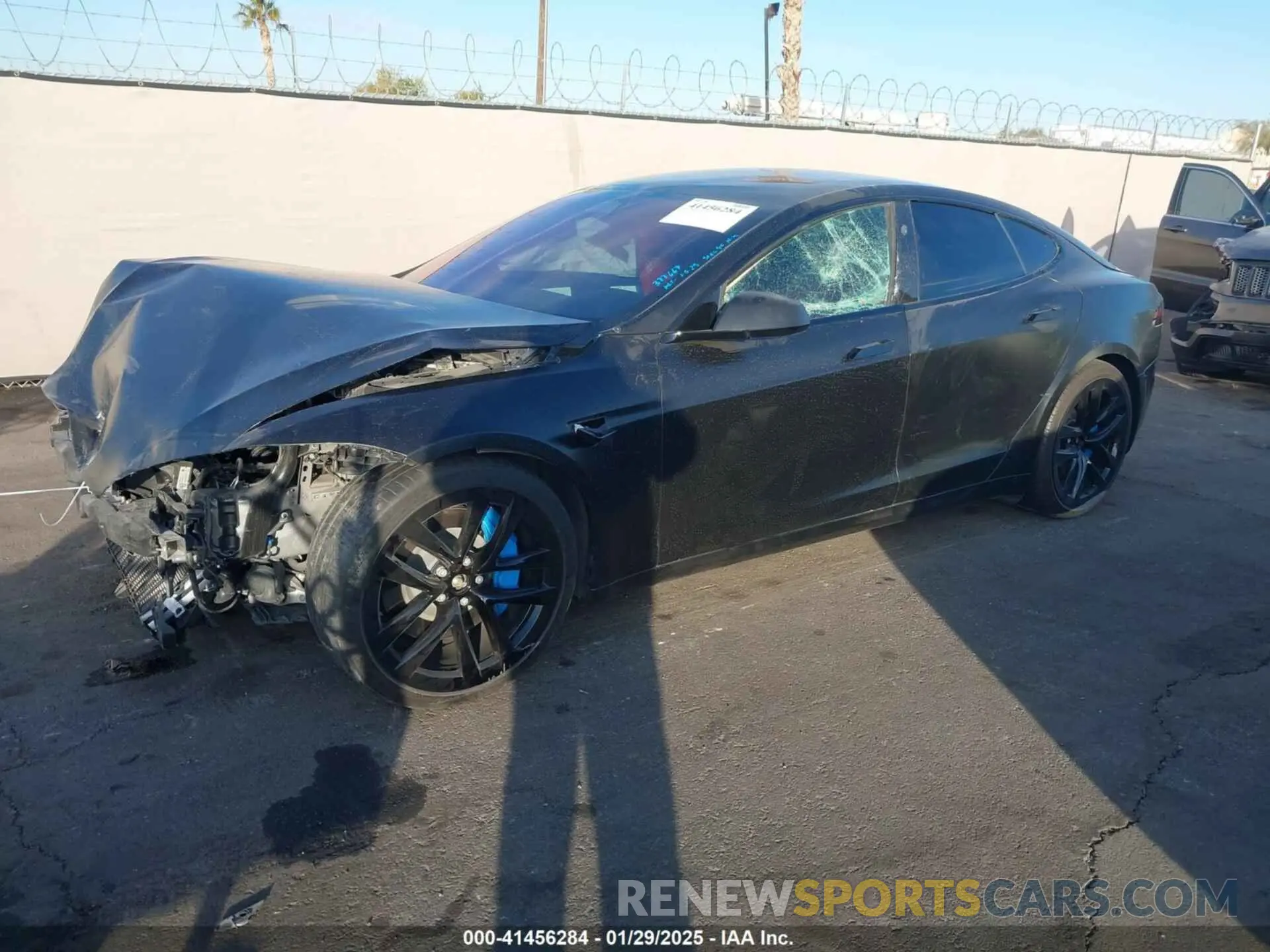 2 fotografías del automóvil dañado 5YJSA1E57NF493457 TESLA MODEL S 2022