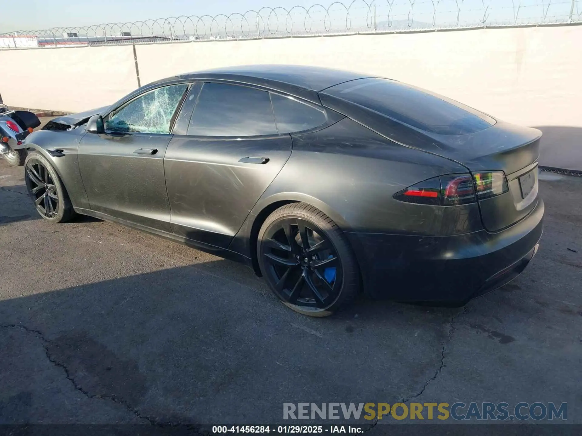 3 fotografías del automóvil dañado 5YJSA1E57NF493457 TESLA MODEL S 2022