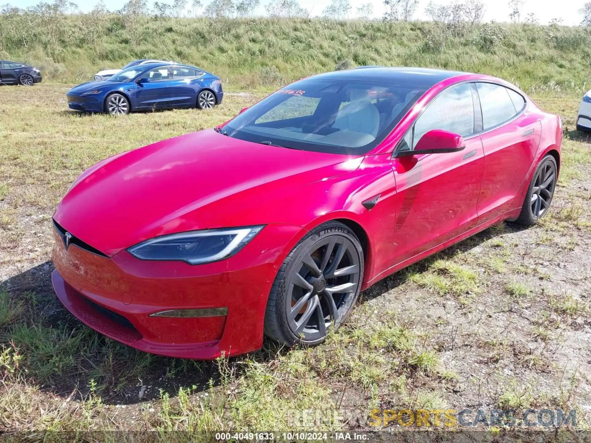 2 fotografías del automóvil dañado 5YJSA1E58NF487909 TESLA MODEL S 2022