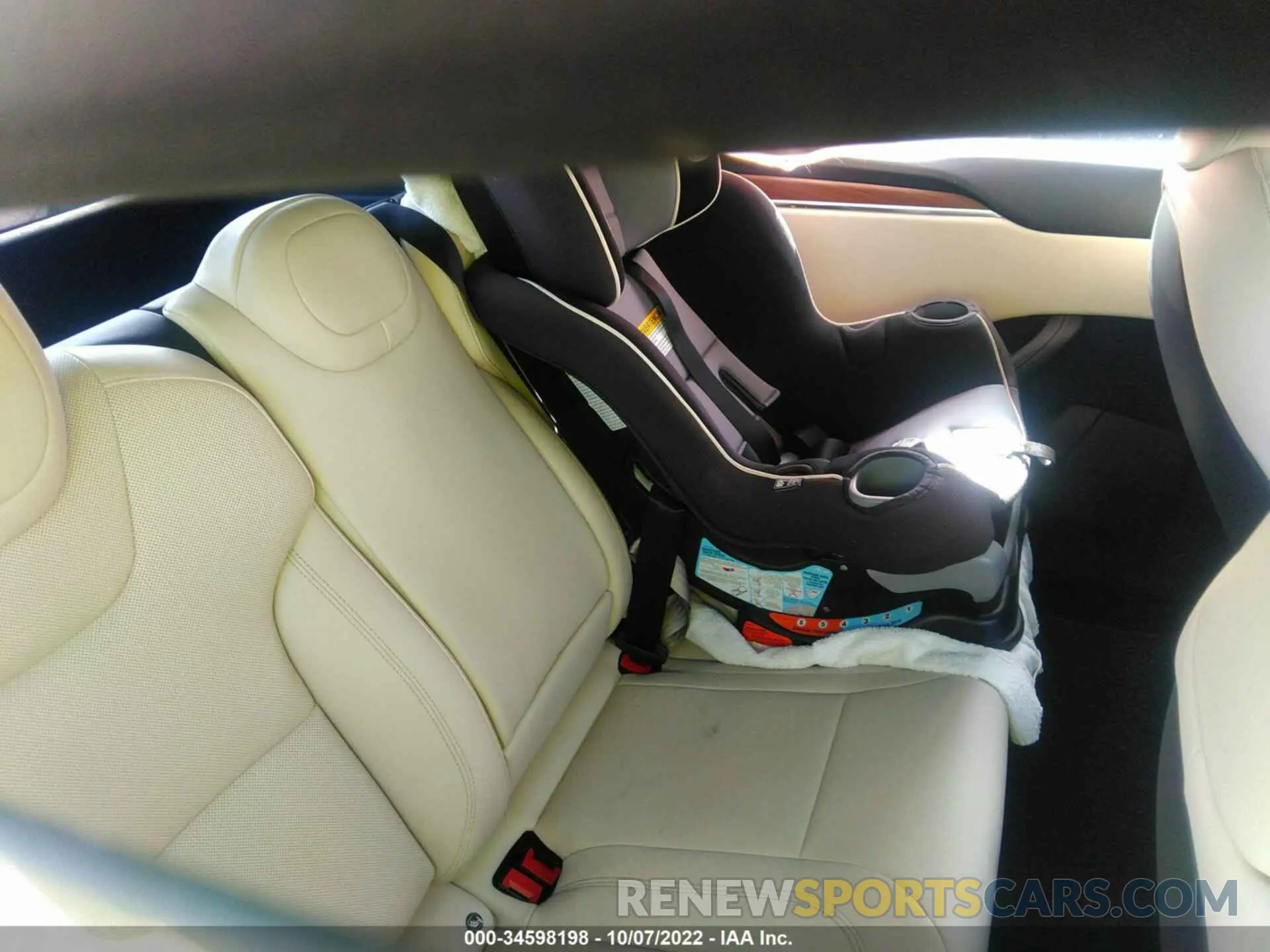 8 fotografías del automóvil dañado 5YJSA1E58NF492284 TESLA MODEL S 2022