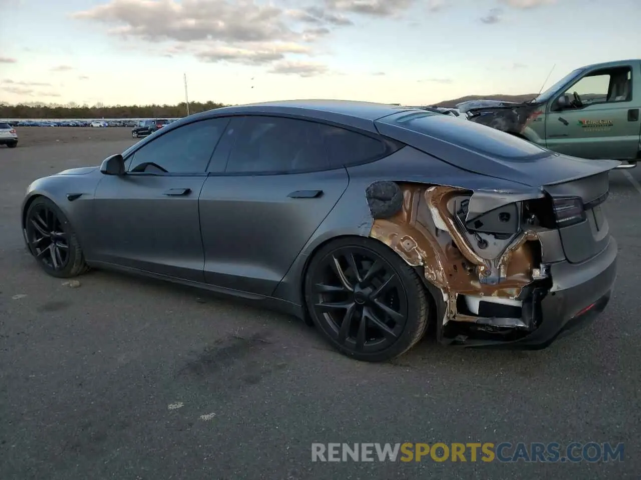 2 fotografías del automóvil dañado 5YJSA1E5XNF489693 TESLA MODEL S 2022