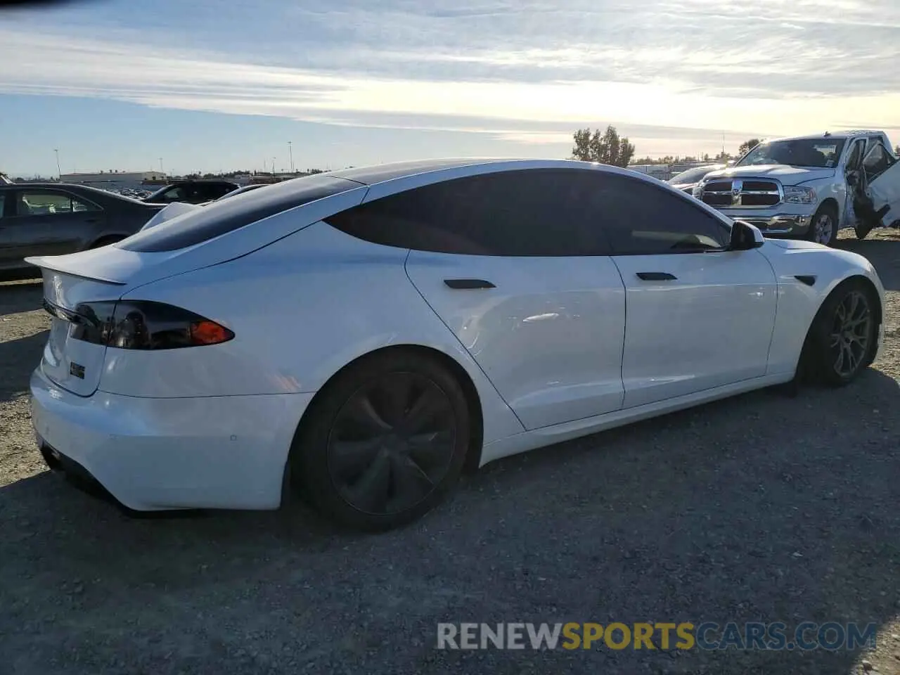 3 fotografías del automóvil dañado 5YJSA1E60NF461801 TESLA MODEL S 2022