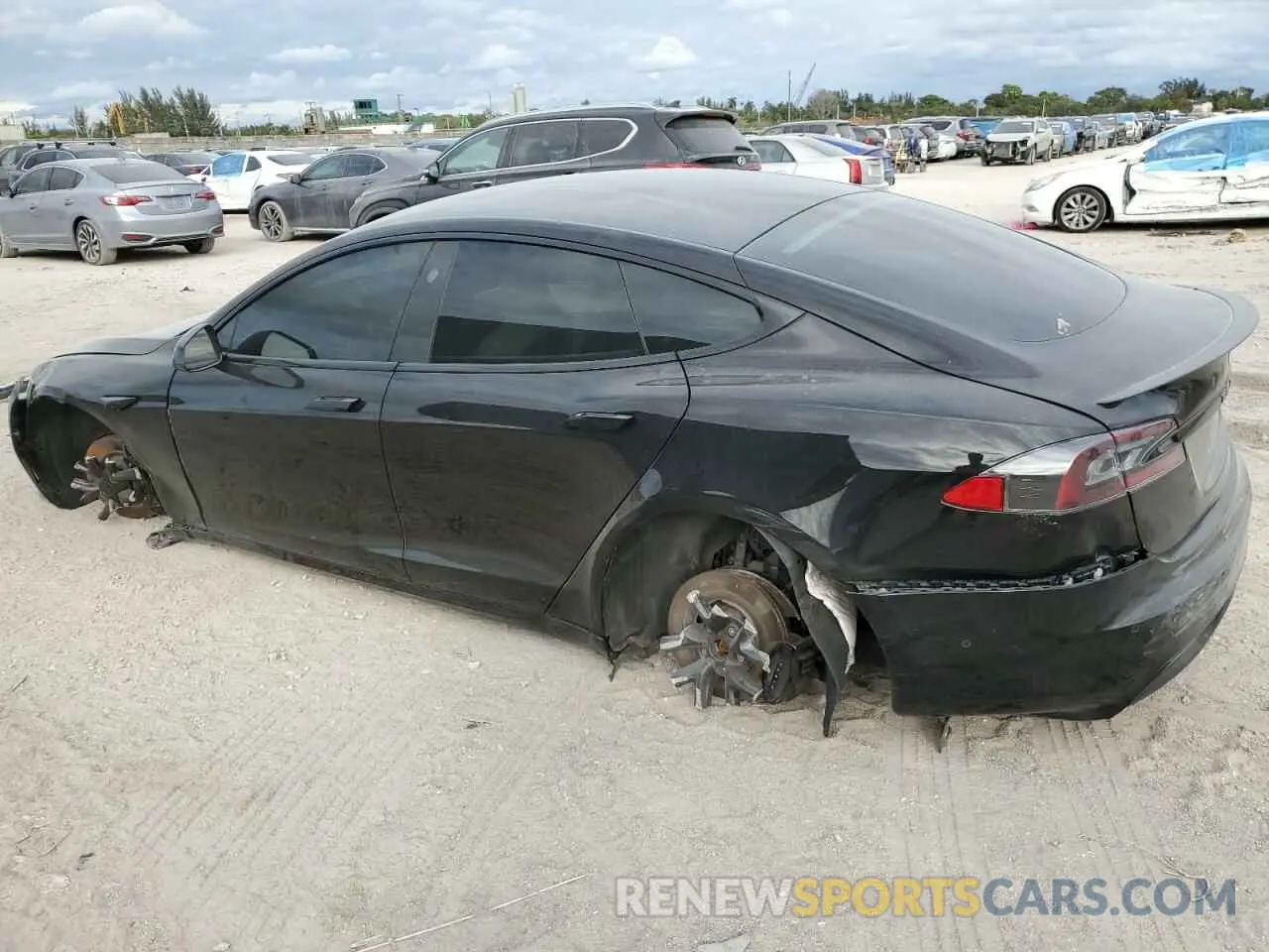 2 fotografías del automóvil dañado 5YJSA1E61NF460110 TESLA MODEL S 2022