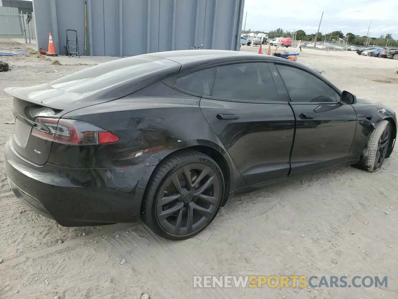 3 fotografías del automóvil dañado 5YJSA1E61NF460110 TESLA MODEL S 2022