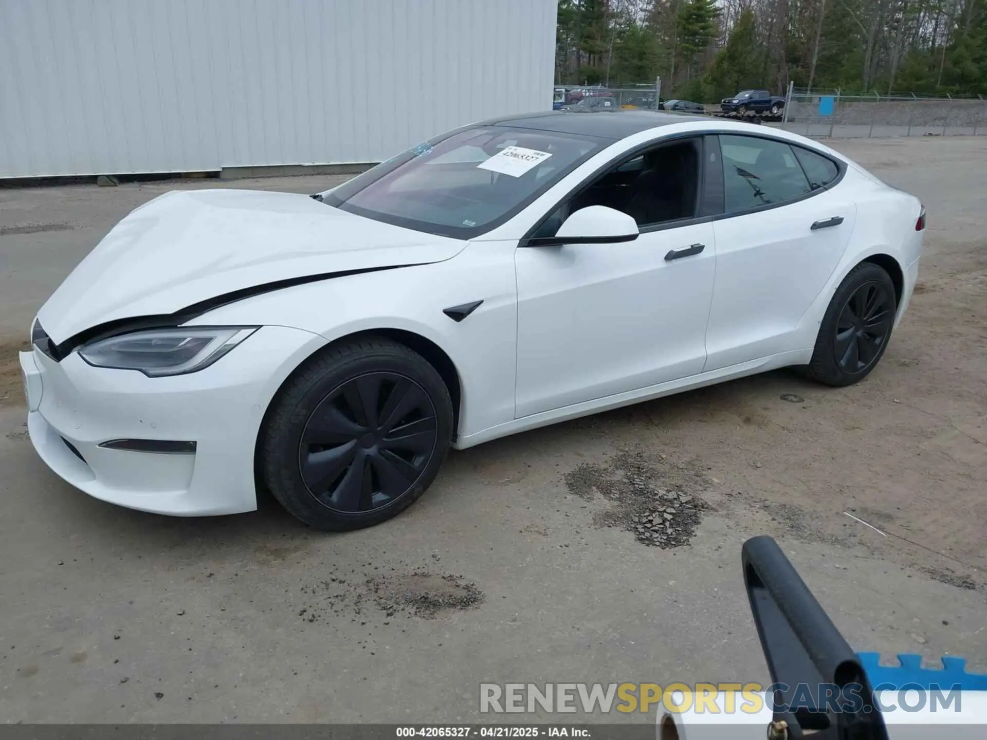 2 fotografías del automóvil dañado 5YJSA1E66NF460054 TESLA MODEL S 2022