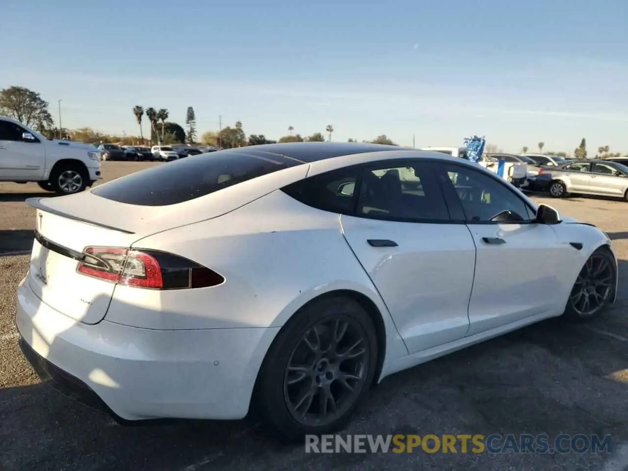 3 fotografías del automóvil dañado 5YJSA1E66NF467523 TESLA MODEL S 2022