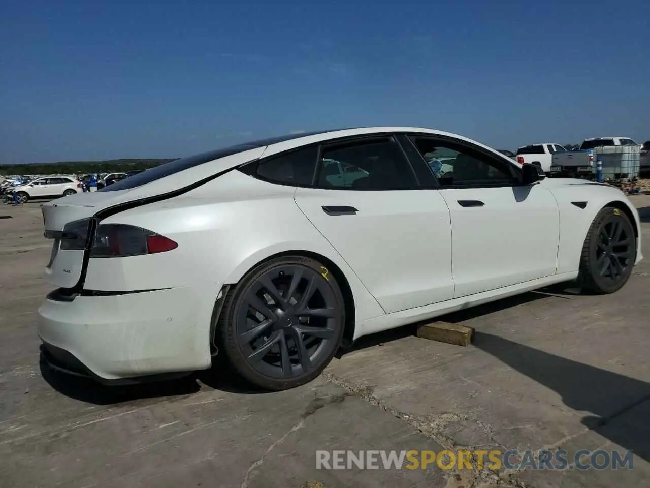3 fotografías del automóvil dañado 5YJSA1E68NF466003 TESLA MODEL S 2022