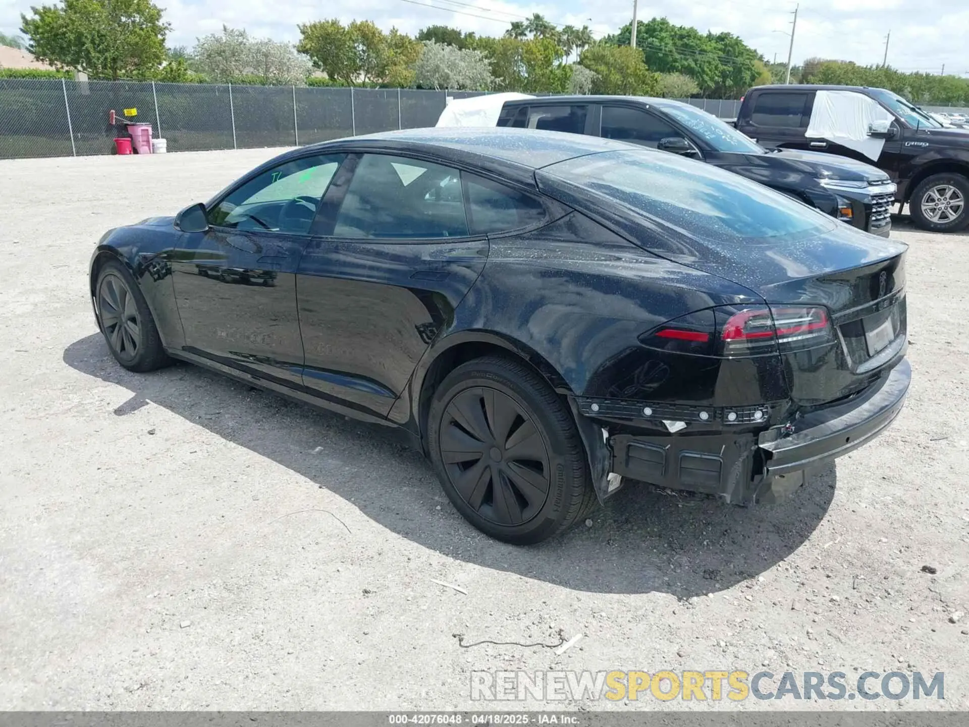 3 fotografías del automóvil dañado 5YJSA1E52PF531227 TESLA MODEL S 2023