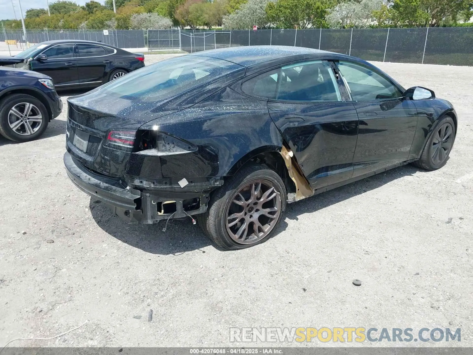 4 fotografías del automóvil dañado 5YJSA1E52PF531227 TESLA MODEL S 2023
