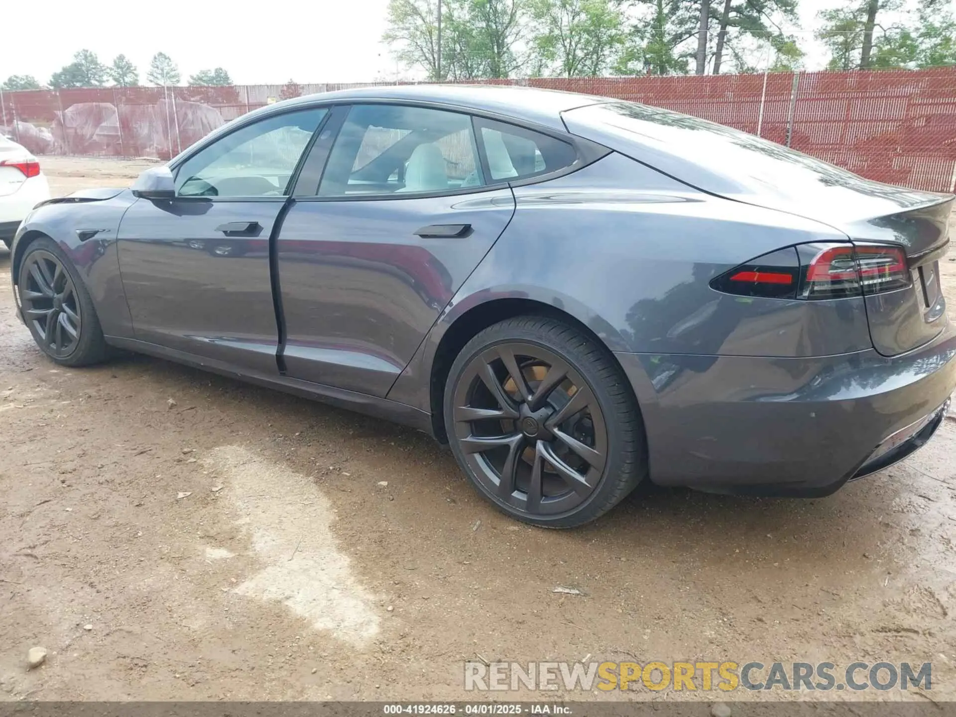 3 fotografías del automóvil dañado 5YJSA1E53PF511231 TESLA MODEL S 2023