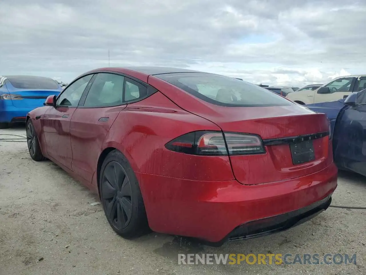 2 fotografías del automóvil dañado 5YJSA1E53PF521709 TESLA MODEL S 2023