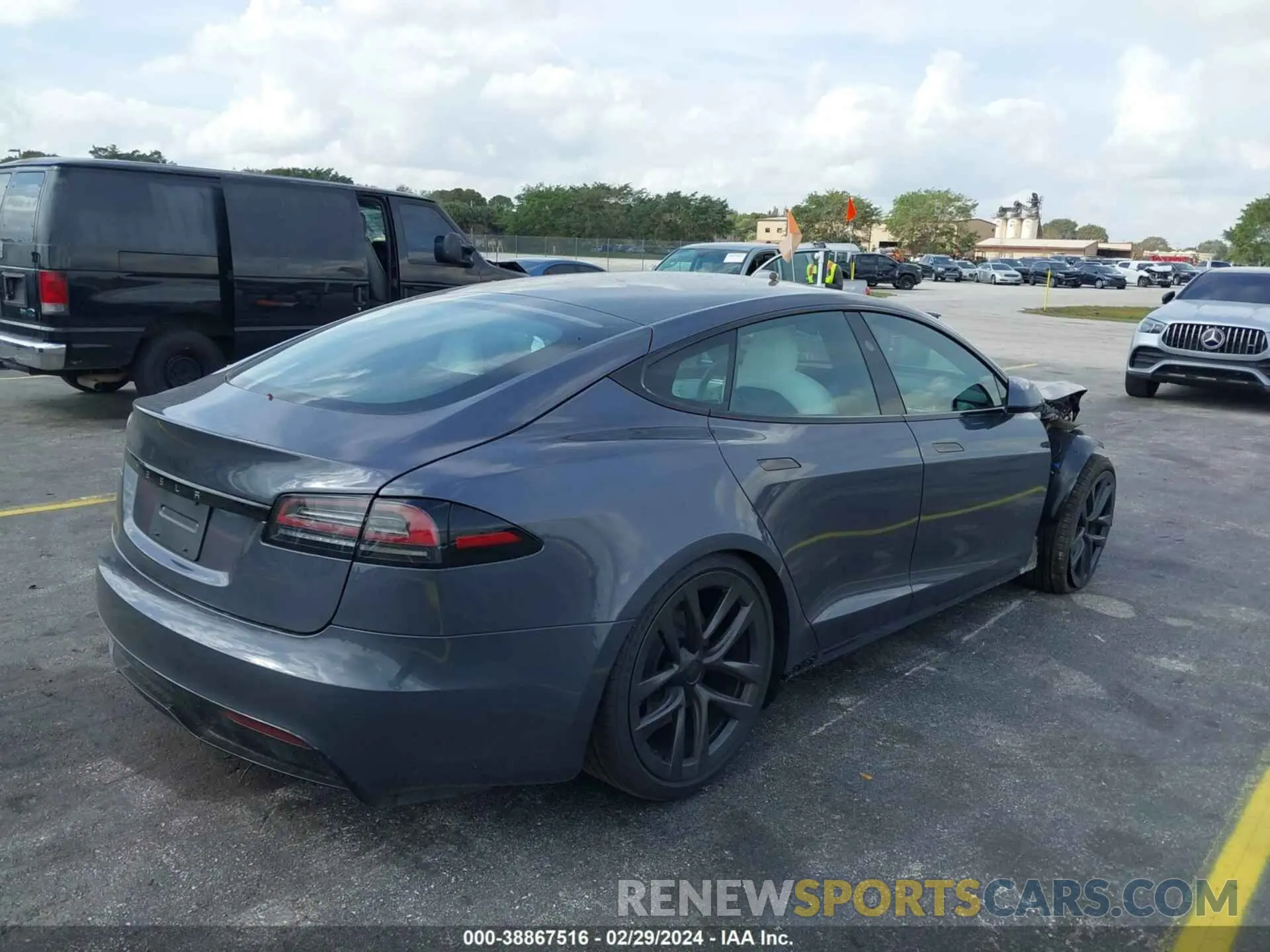 4 fotografías del automóvil dañado 5YJSA1E54PF521783 TESLA MODEL S 2023