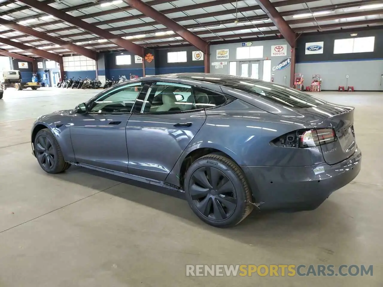 2 fotografías del automóvil dañado 5YJSA1E55PF499423 TESLA MODEL S 2023
