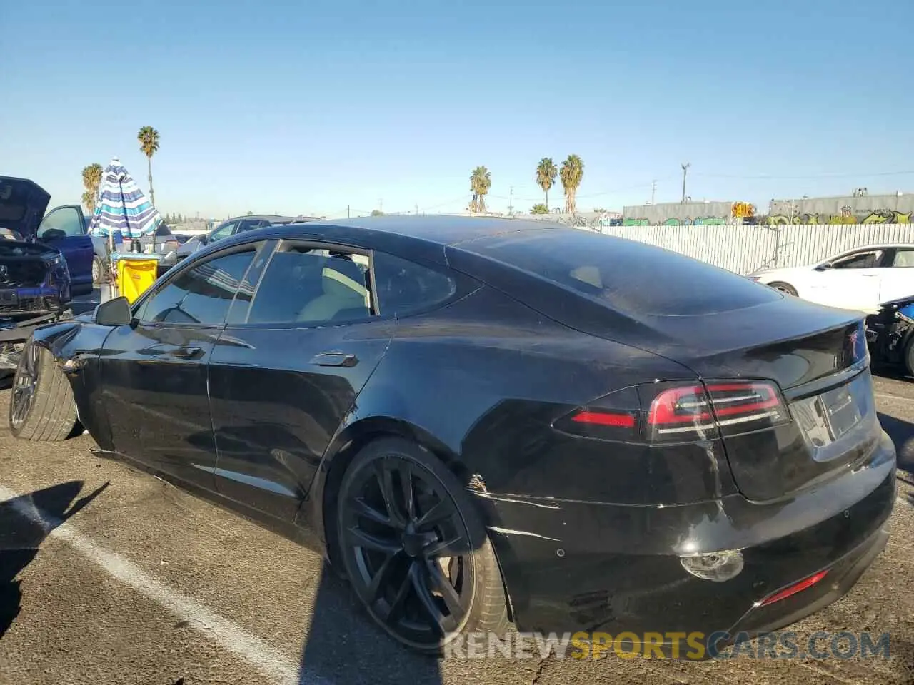 2 fotografías del automóvil dañado 5YJSA1E55PF500926 TESLA MODEL S 2023