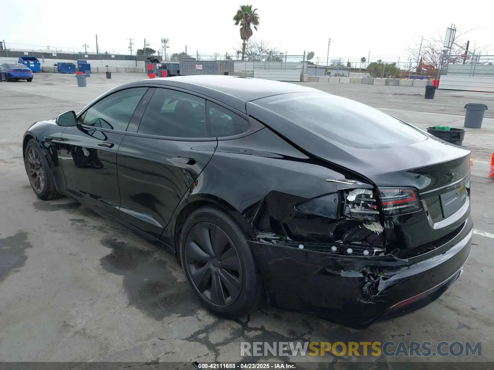 3 fotografías del automóvil dañado 5YJSA1E55PF517922 TESLA MODEL S 2023