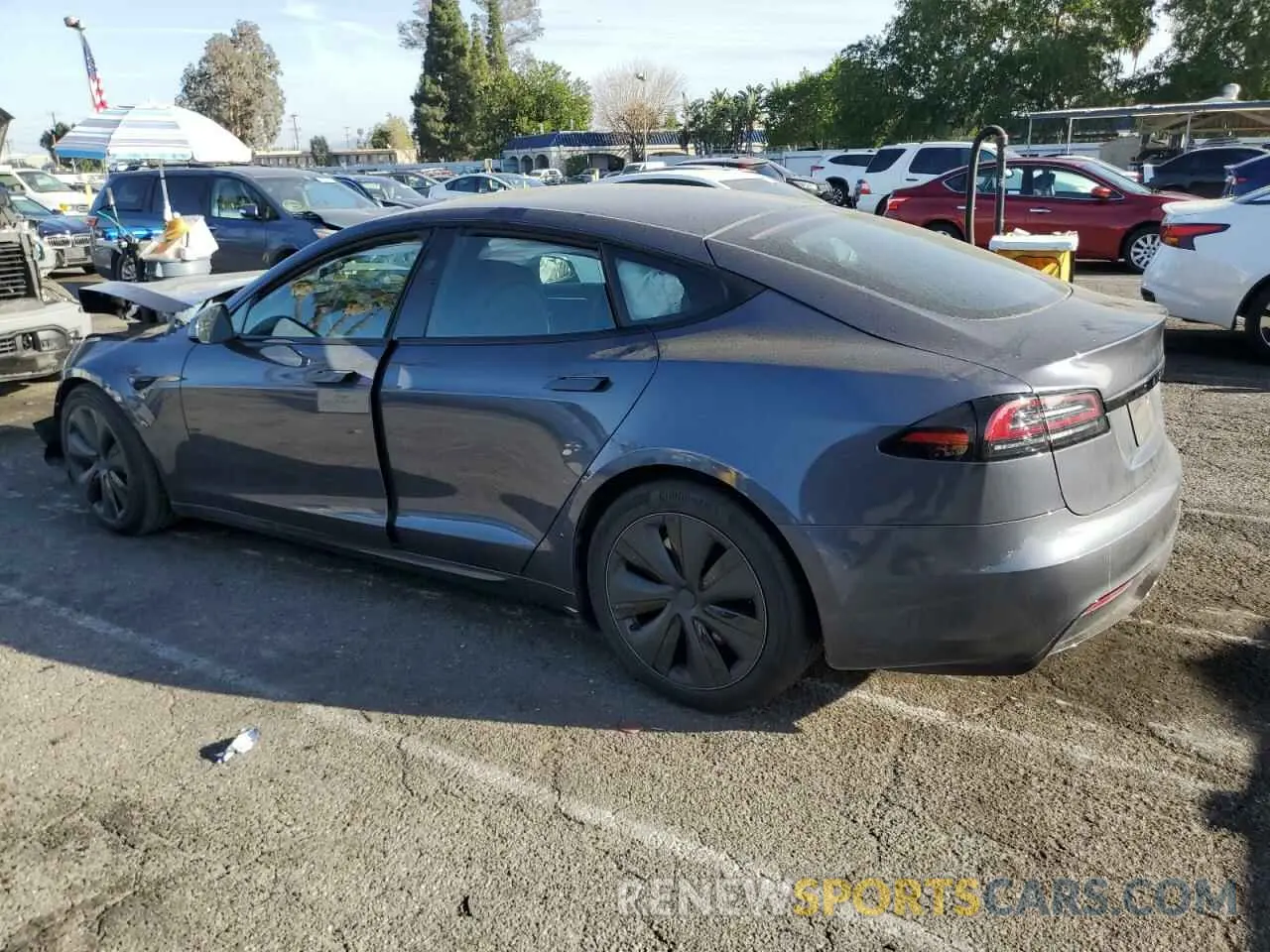 2 fotografías del automóvil dañado 5YJSA1E55PF522232 TESLA MODEL S 2023