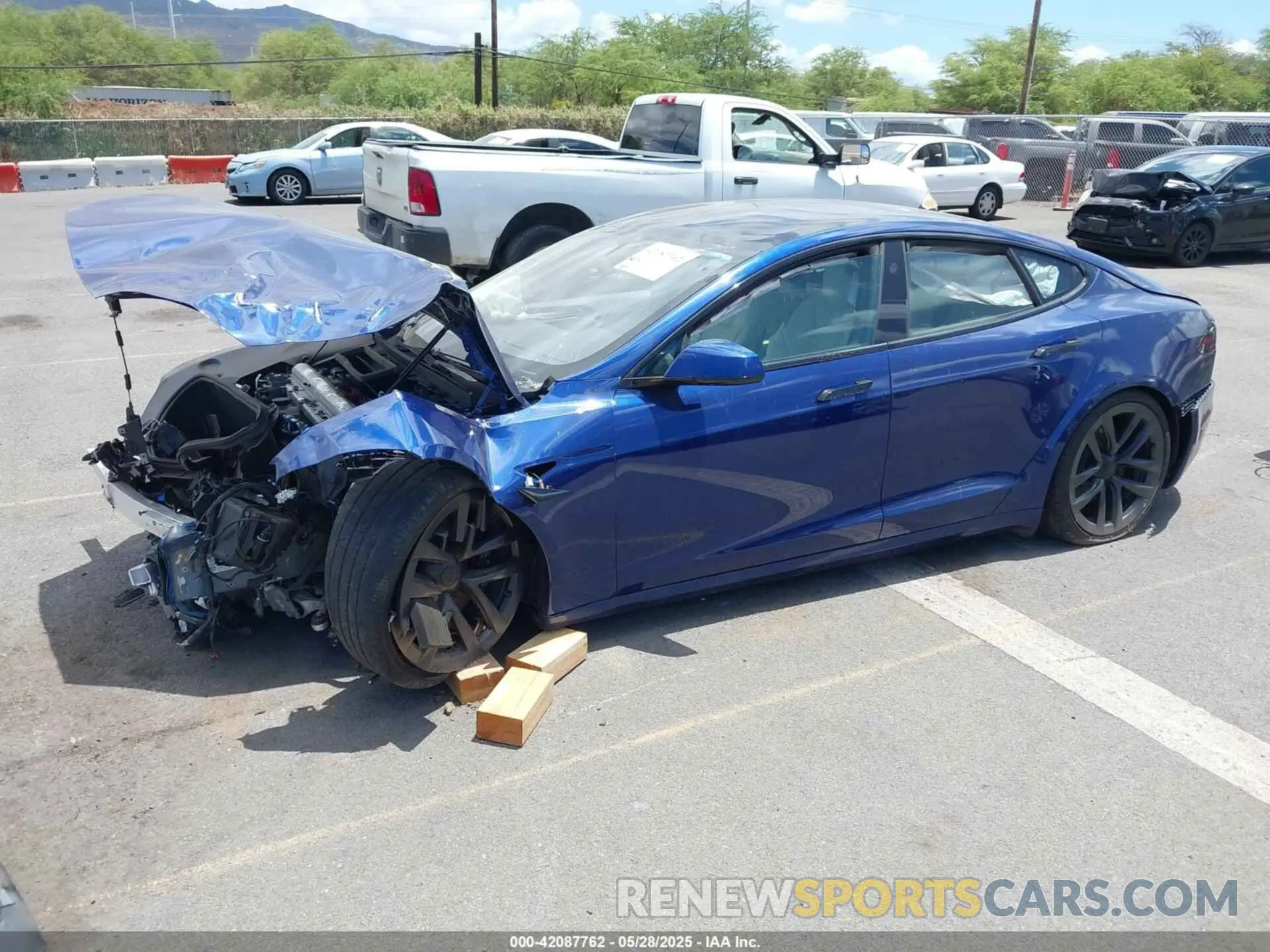 2 fotografías del automóvil dañado 5YJSA1E56PF500871 TESLA MODEL S 2023