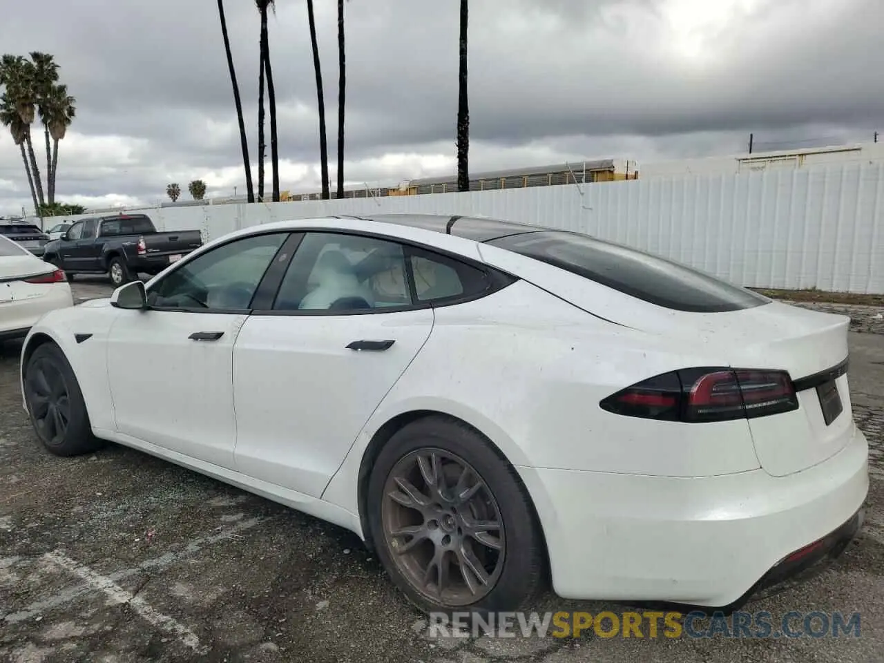 2 fotografías del automóvil dañado 5YJSA1E56PF511207 TESLA MODEL S 2023