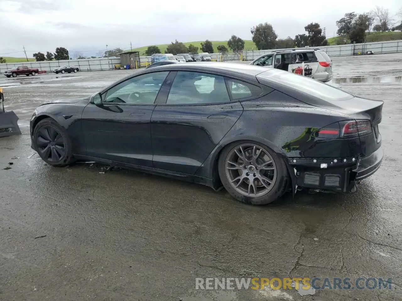 2 fotografías del automóvil dañado 5YJSA1E56PF517539 TESLA MODEL S 2023