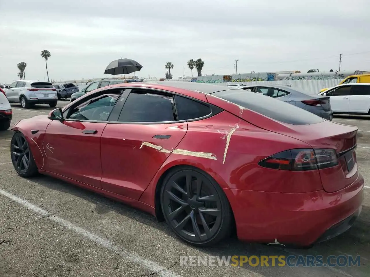 2 fotografías del automóvil dañado 5YJSA1E56PF518514 TESLA MODEL S 2023