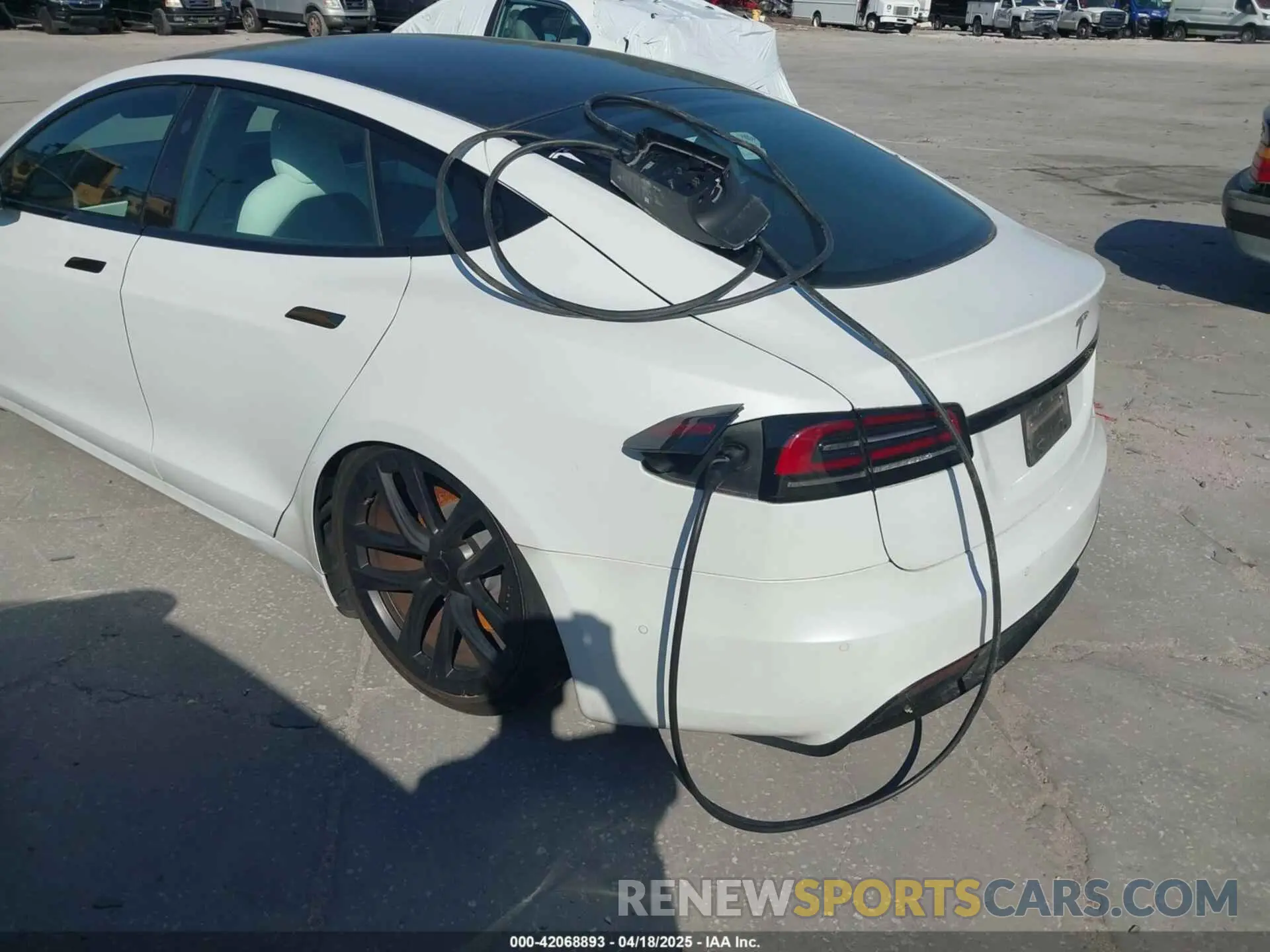 11 fotografías del automóvil dañado 5YJSA1E57PF501270 TESLA MODEL S 2023