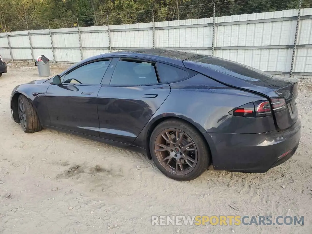 2 fotografías del automóvil dañado 5YJSA1E59PF527417 TESLA MODEL S 2023